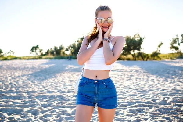 Schöne Junge Frau Mit Sonnenbrille Strand — Stockfoto