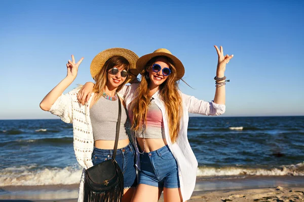 Young Beautiful Women Straw Hats Relaxed Tropical Each — Stock Photo, Image