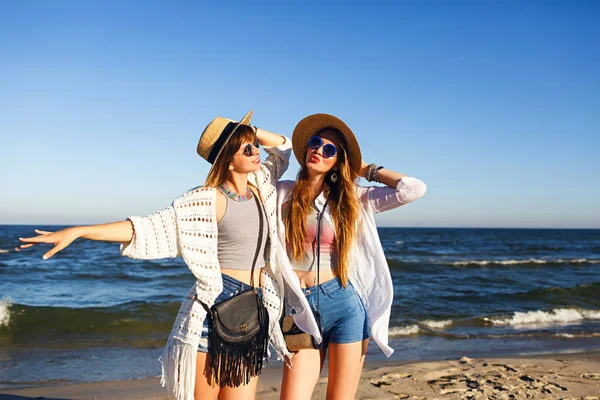 Jovens Mulheres Bonitas Chapéus Palha Relaxado Tropical Cada — Fotografia de Stock