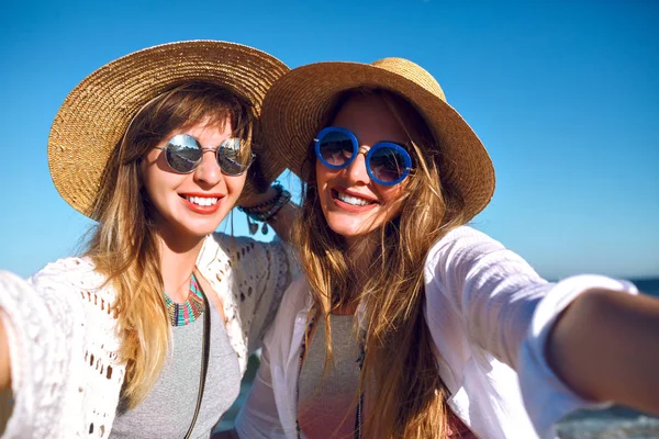 Jóvenes Hermosas Mujeres Relajadas Tropical Cada Uno Tomando Selfie —  Fotos de Stock