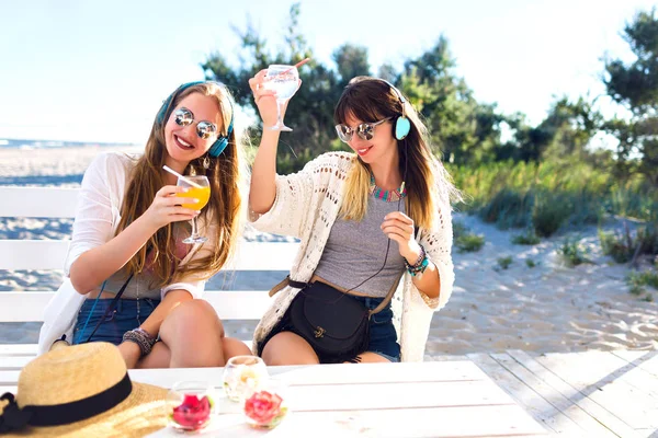 Jovens Mulheres Bonitas Bebendo Coquetéis Tropical Cada — Fotografia de Stock