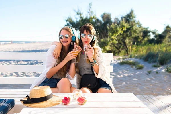 Wanita Cantik Muda Minum Koktail Tropis Masing Masing — Stok Foto