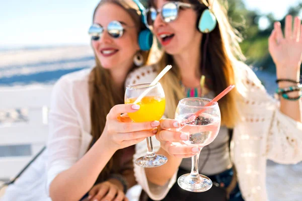 Mujeres Hermosas Jóvenes Que Beben Cócteles Tropical Cada Uno — Foto de Stock