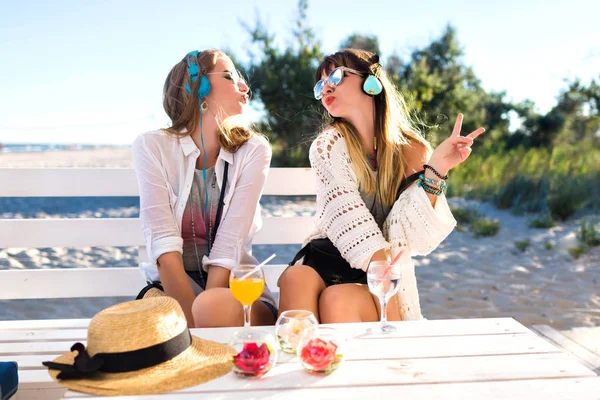 Young Beautiful Women Drinking Cocktails Tropical Each — Stock Photo, Image