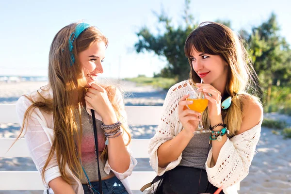 Young Beautiful Women Drinking Cocktails Tropical Each — Stock Photo, Image