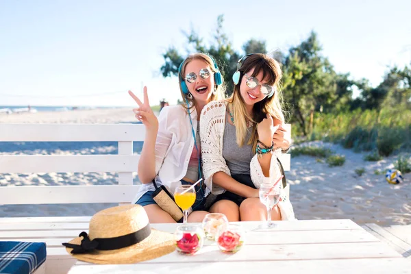 Giovani Belle Donne Che Bevono Cocktail Tropicali Ogni — Foto Stock