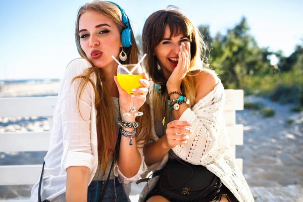Jovens Mulheres Bonitas Bebendo Coquetéis Tropical Cada — Fotografia de Stock