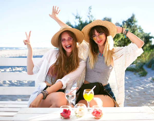 Jóvenes Mujeres Hermosas Relajadas Cafetería Tropical Cada Uno — Foto de Stock