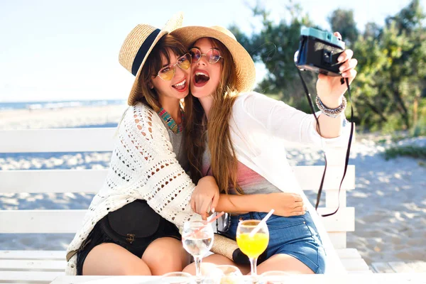 Jóvenes Mujeres Hermosas Tomando Selfie Tropical Cada Uno —  Fotos de Stock