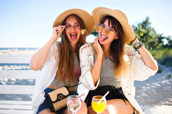 Jovens Mulheres Bonitas Relaxado Com Coquetéis Tropical Cada — Fotografia de Stock