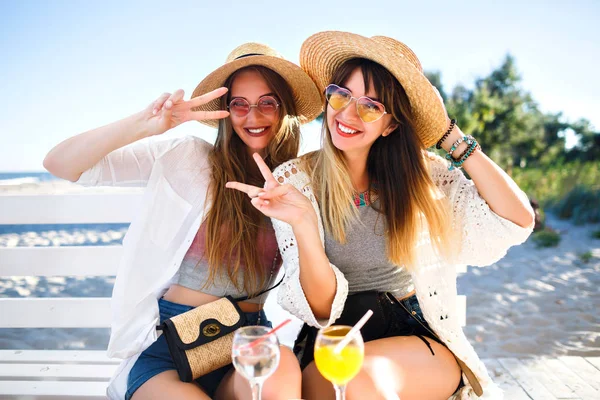 Young Beautiful Women Relaxed Cocktails Tropical Each — Stock Photo, Image