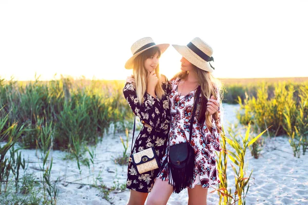 Mujeres Hermosas Jóvenes Sombreros Paja Playa Isla Tropical — Foto de Stock