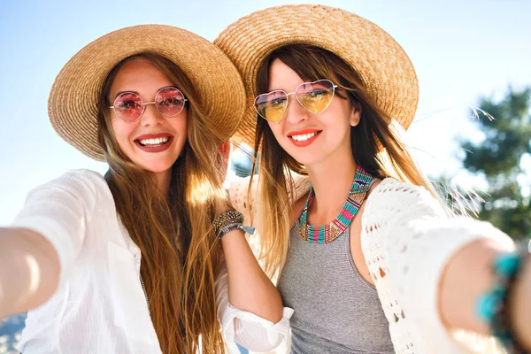 Jóvenes Hermosas Mujeres Relajadas Tropical Cada Uno Tomando Selfie —  Fotos de Stock