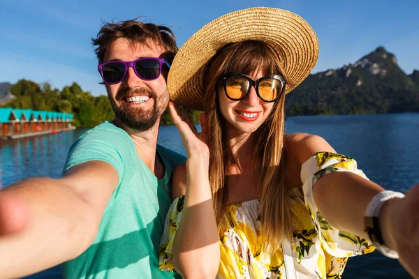 Selfie を取る驚くべき浜で夏休みを楽しむ若いカップル — ストック写真