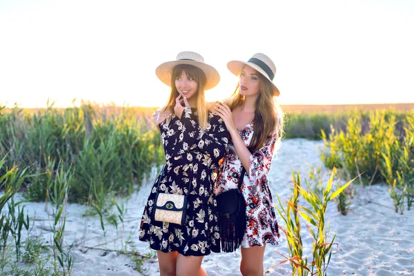 Mujeres Hermosas Jóvenes Sombreros Paja Playa Isla Tropical —  Fotos de Stock