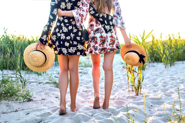 Mujeres Jóvenes Caminando Tropical Cada Uno — Foto de Stock