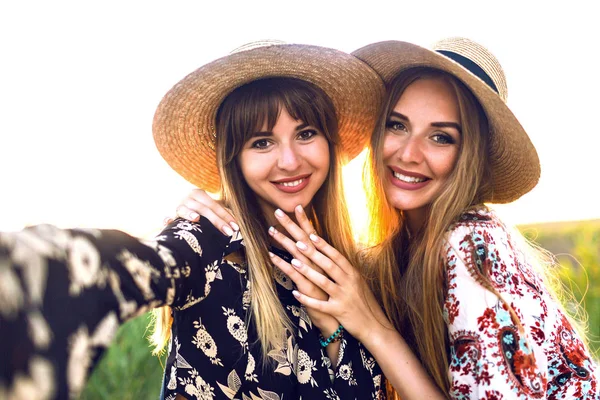 Jóvenes Hermosas Mujeres Relajadas Playa Isla Tropical Tomando Selfie — Foto de Stock