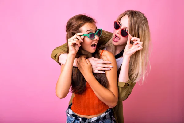 Close Estilo Vida Moda Retrato Duas Jovens Hipster Meninas Melhores — Fotografia de Stock