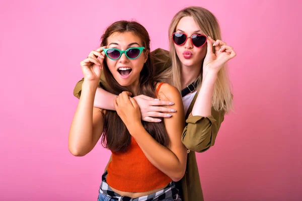 Крупный План Моды Портрет Двух Молодых Хипстерских Девушек Позирующих Студии — стоковое фото