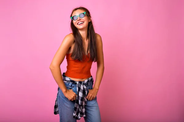 Junge Schöne Frau Posiert Studio Mit Sonnenbrille — Stockfoto