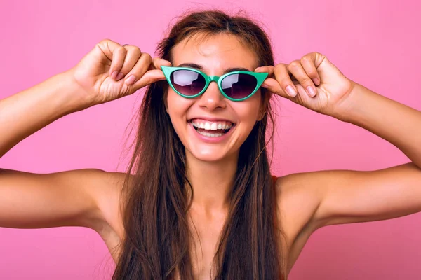 Młoda Piękna Kobieta Okularach Przeciwsłonecznych Pozowanie Studio — Zdjęcie stockowe