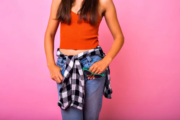 Joven Hermosa Mujer Posando Estudio Sobre Fondo Rosa — Foto de Stock