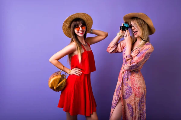 Mode Lifestyle Porträt Zweier Junger Hipstermädchen Beste Freunde Mädchen Fotografiert — Stockfoto