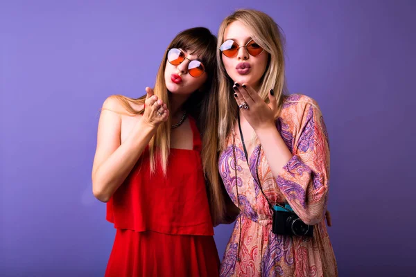Fashion Lifestyle Portrait Two Young Hipster Girls Best Friends Blowing — Stock Photo, Image