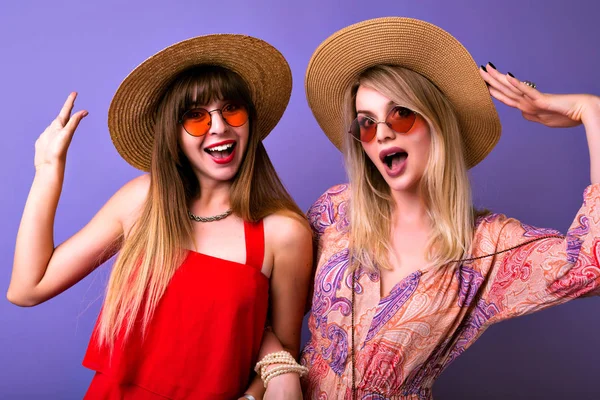 Retrato Estilo Vida Moda Dos Chicas Hipster Jóvenes Mejores Amigos —  Fotos de Stock