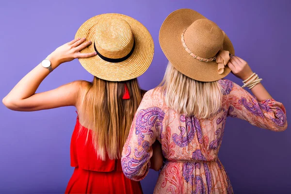 Fashion Lifestyle Portrait Two Young Hipster Girls Best Friends Hats — Stock Photo, Image