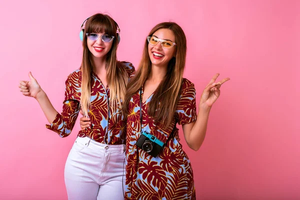 Retrato Estilo Vida Moda Dos Chicas Hipster Jóvenes Mejores Amigos —  Fotos de Stock