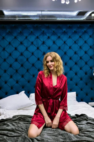 Niedliche Hübsche Frau Roter Robe Auf Dem Bett Posiert — Stockfoto