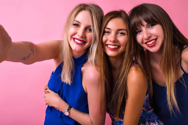 Mode Livsstil Porträtt Unga Hipster Flickor Bästa Vänner Tar Selfie — Stockfoto