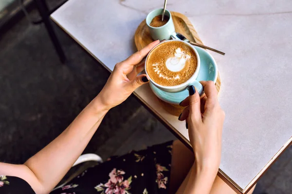 Lány Kávézóban Ült Élvezi Reggeli Kávéját — Stock Fotó
