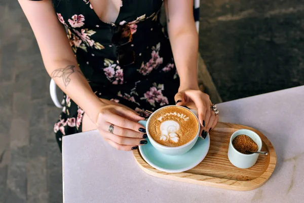 Lány Kávézóban Ült Élvezi Reggeli Kávéját — Stock Fotó