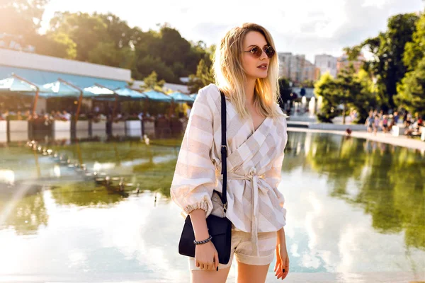 Joven Hermosa Mujer Gafas Sol Caminando Por Lago — Foto de Stock