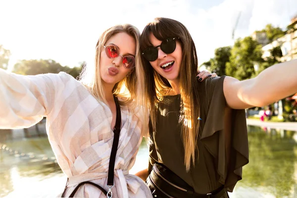 Mode Livsstil Porträtt Två Unga Hipster Flickor Bästa Vänner Tar — Stockfoto