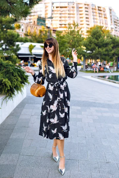 Joven Hermosa Mujer Gafas Sol Caminando Ciudad — Foto de Stock