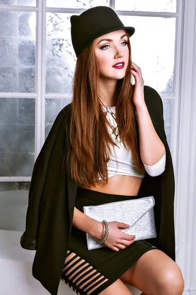 Studio Mode Porträt Von Luxus Mädchen Posiert Großen Hellen Loft — Stockfoto