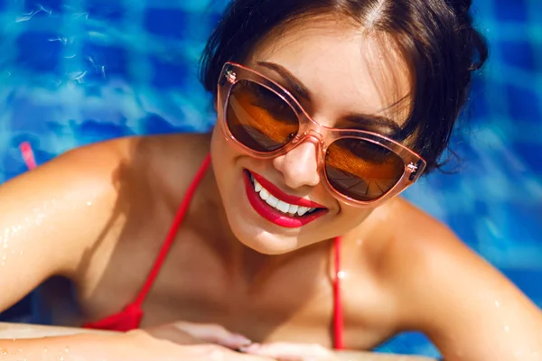 Mladá Sexy Žena Odpočíval Bazénu — Stock fotografie