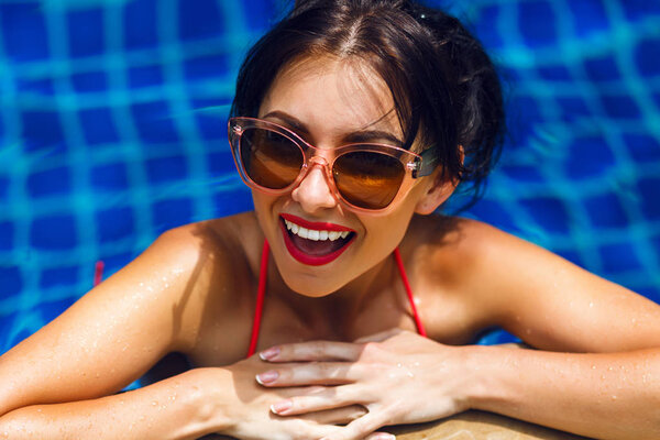 Молодая сексуальная женщина расслабилась в бассейне
  