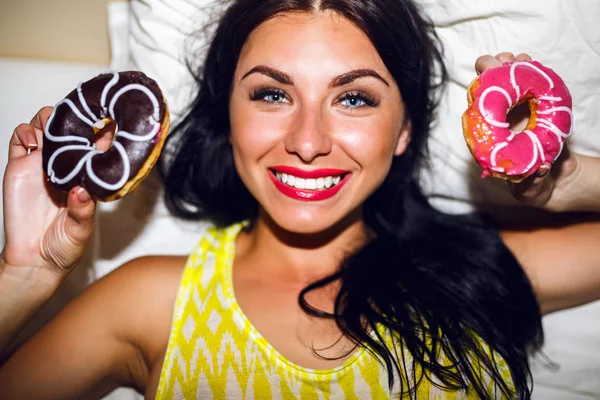 Linda Mujer Bonita Cama Con Rosquillas — Foto de Stock