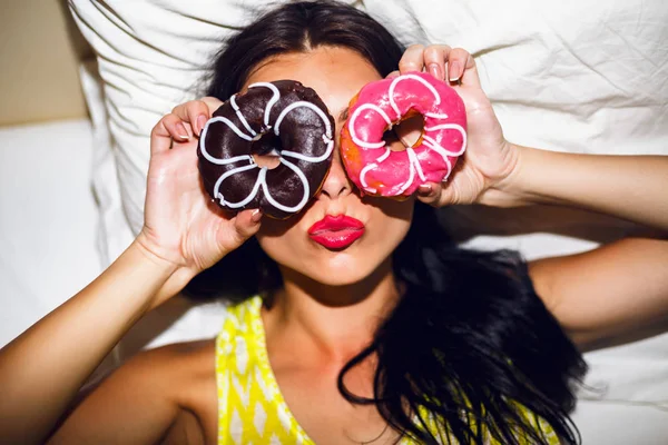 Cute Pretty Woman Bed Donuts — Stock Photo, Image