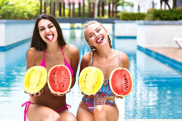 Moda Estilo Vida Brillante Retrato Mujeres Jóvenes Bonitas Con Sandías — Foto de Stock