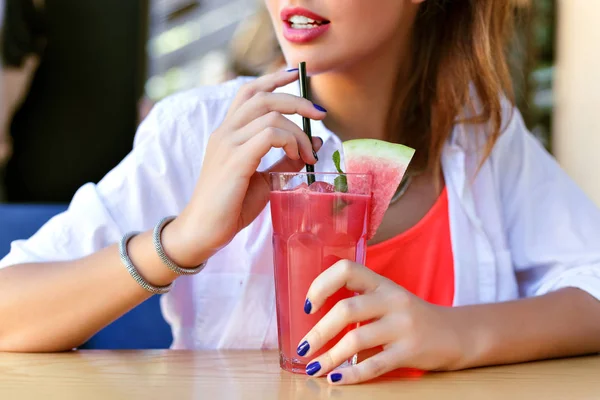 Fashion Lifestyle Porträt Einer Atemberaubenden Hübschen Frau Die Limonade Trinkt — Stockfoto