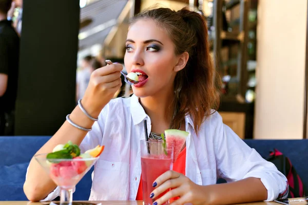 Estilo Vida Moda Retrato Mujer Bonita Impresionante Beber Limonada Comer — Foto de Stock