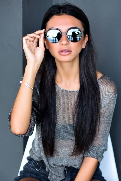 Young Hipster Girl Posing Grey Wall Relaxed Style Outfit — Stock Photo, Image