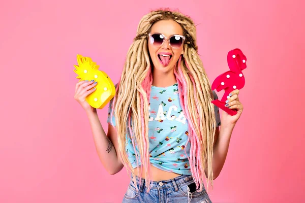 Stüdyoda poz veren güzel bir kadın. 