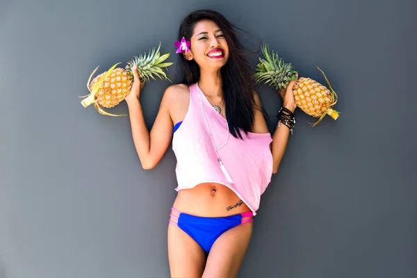 Beautiful Young Girl Posing Pineapples — Stock Photo, Image
