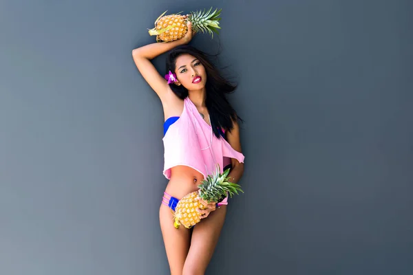 Beautiful Young Girl Posing Pineapples — Stock Photo, Image